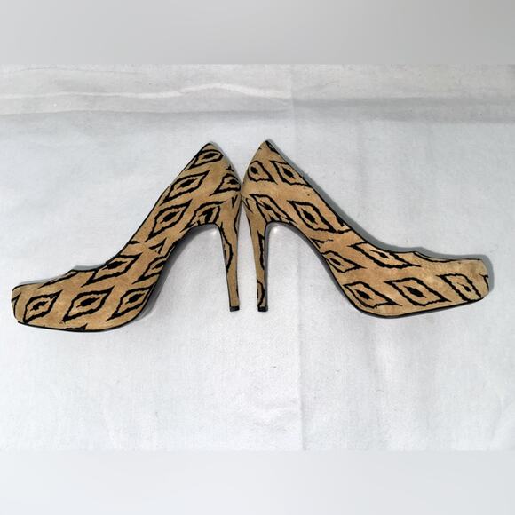 BCBGeneration Parade2 Women’s Platform Pumps size 9 suede Tribal Print black tan - Picture 8 of 10